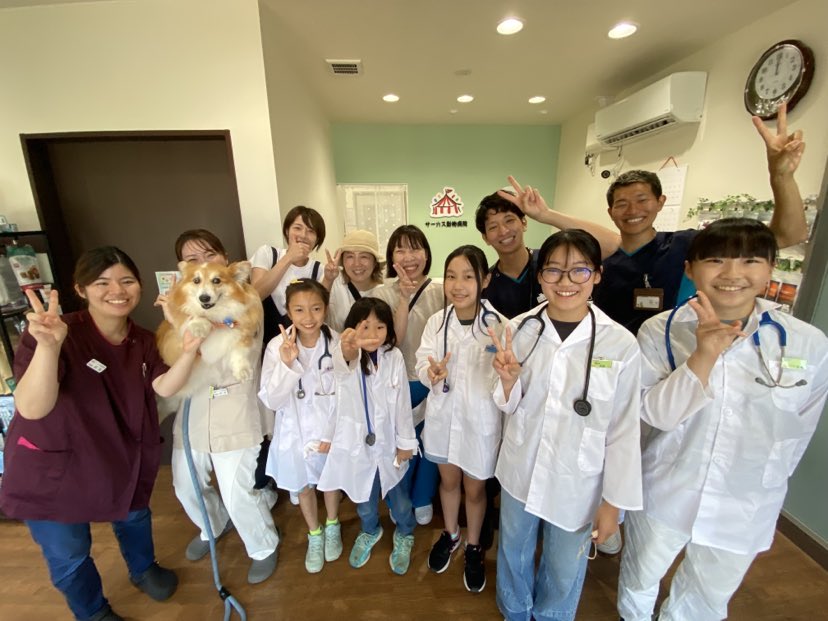 獣医師と愛玩動物看護師と子供たちの集合写真②