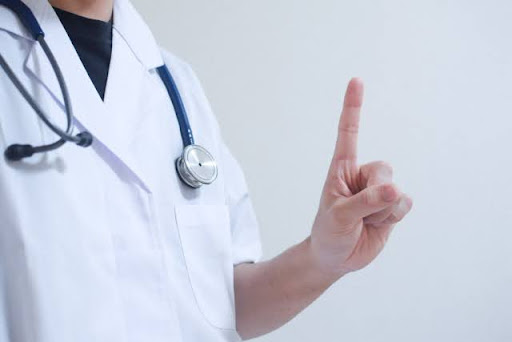 指を立てている獣医師