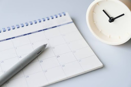カレンダーとペンと時計